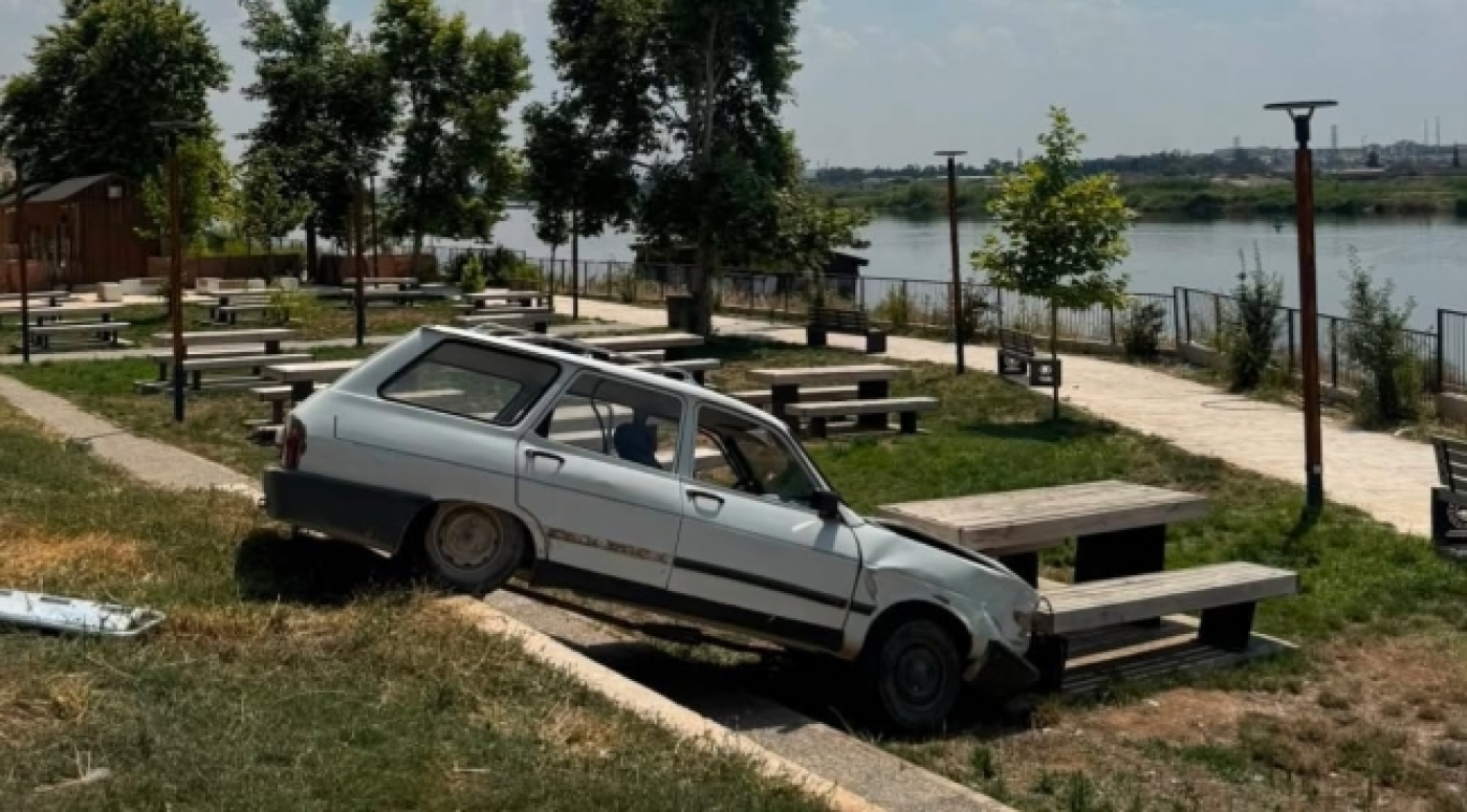 birecik-halfeti-yolunda-kaza-arac-park-alanina-uctu-i6a4939f791b2d.jpg