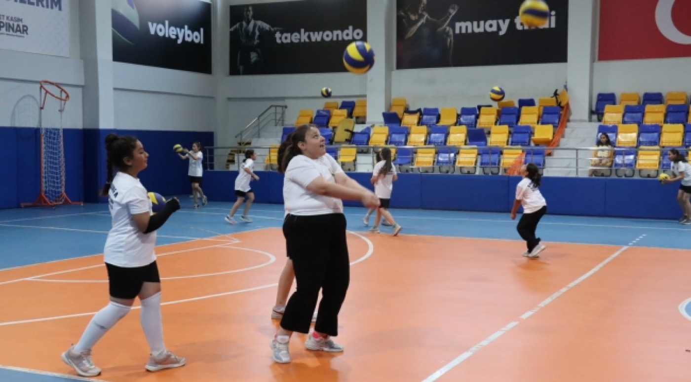 kiz-cocuklarindan-voleybol-kursuna-yogun-ilgi-i6a69c103f3f08.jpg