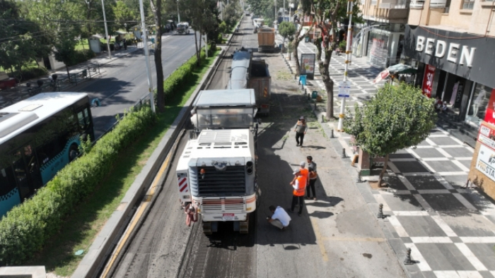 Atatürk Bulvarı Sıcak Asfaltla Yenileniyor