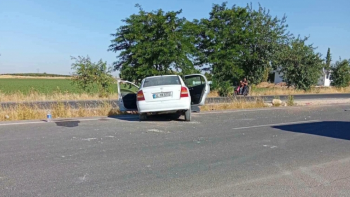 Akçakale'de Otomobil Refüje Çarptı: 4 Yaralı
