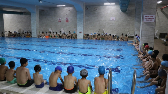 Haliliye Belediyesi Yaz Spor Okullarında Yüzme Kurslarıyla Yaz Dolu Dolu Geçiyor