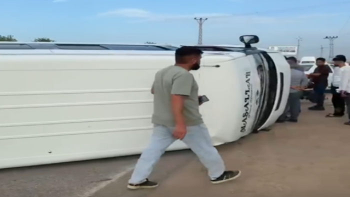 Şanlıurfa'da Minibüs Dehşeti! Araç Yan Yattı