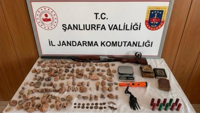 Şanlıurfa'da Kaçak Eser Operasyonu: 140 Parça Ele Geçirildi