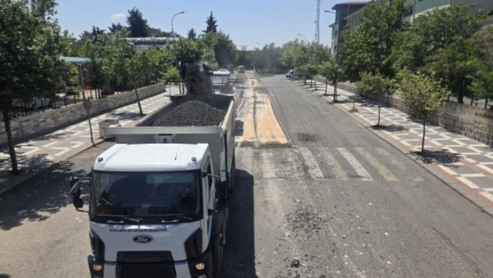 Siverek'te İki Önemli Cadde Sıcak Asfaltla Yenileniyor