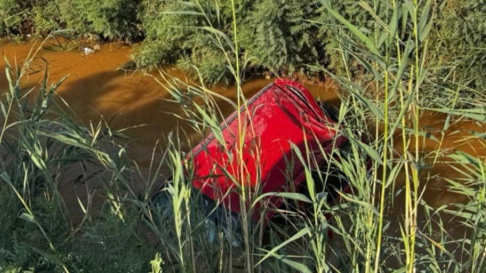 Eyyübiye'de Korkutan Kaza: Otomobil Tahliye Kanalına Düştü, Sürücü Yaralandı