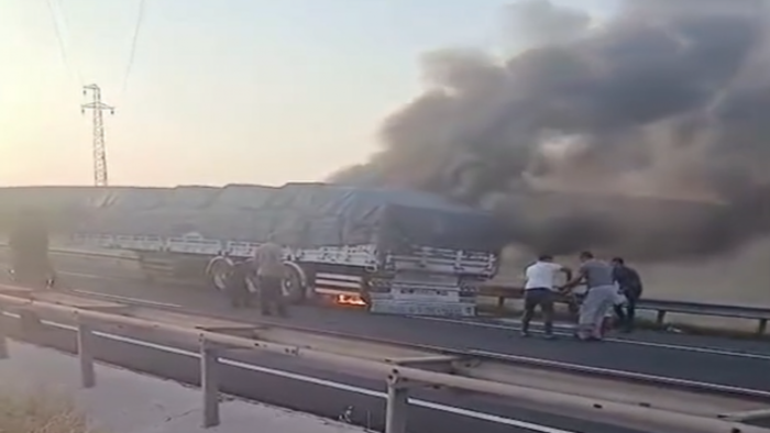Şanlıurfa'da Un Yüklü TIR Alev Aldı