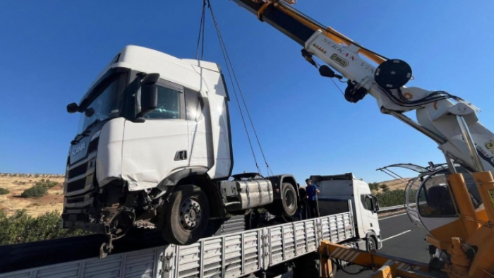 Şanlıurfa'da tır kazası paniği! Tonlarca demir yola savruldu