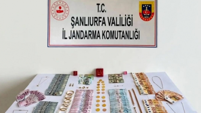 Şanlıurfa'da Şüphe Üzerine Durduruldular! Araçtan Servet Değerinde Altın Çıktı