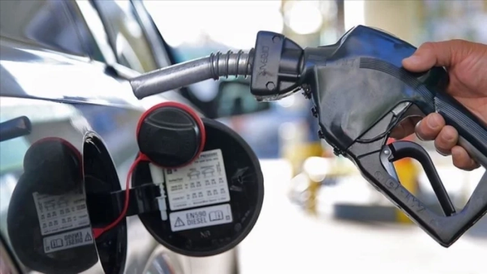 AKARYAKITTA ÇİFTE İNDİRİM: BENZİN VE MOTORİN FİYATLARI DÜŞTÜ