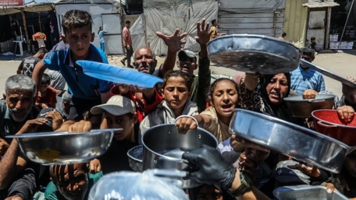 GAZZE'DE AÇLIK BÜYÜYOR: ABLUKAYA RAĞMEN MAZLUMLARA SICAK YEMEK ULAŞTIRILDI