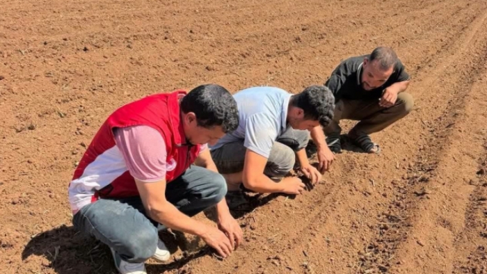 İsa İzgi Tarlada Çiftçiyle Buluştu: 'Boş Arazi Kalmayacak