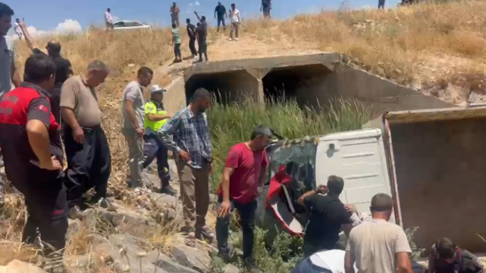 Köprü Korkuluklarını Aşıp Dereye Uçtu! Şanlıurfa'da 4 Yaralı