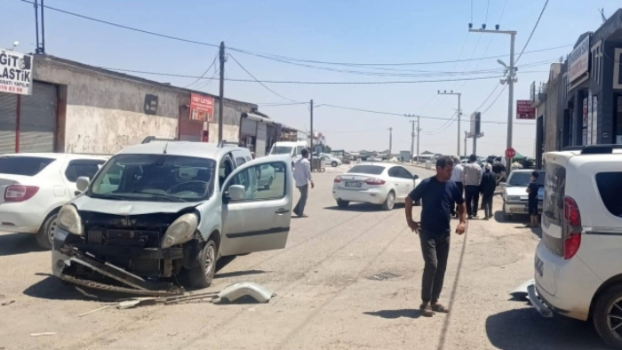 Şanlıurfa'da İki Araç Birbirine Girdi!