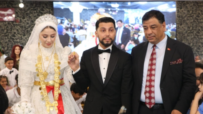 Şanlıurfa'da Siyaset ve İş Dünyasını Buluşturan Düğün! Halil Aslan Kirvelik Yaptı