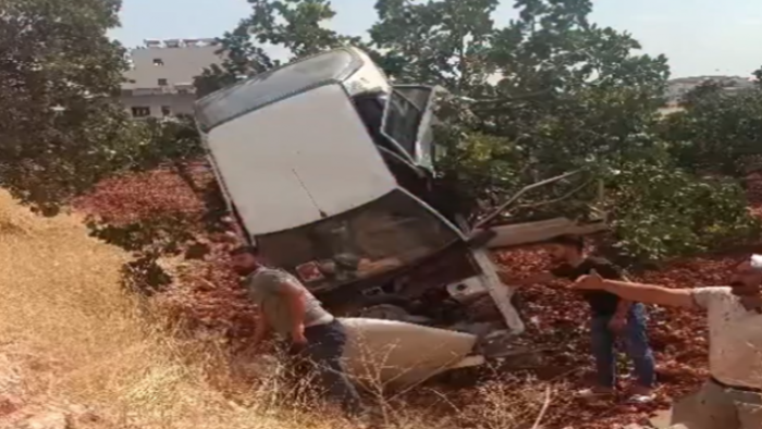 Halfeti'de Yürekleri Ağza Getiren Kaza! Araç Ağaca Asılı Kaldı