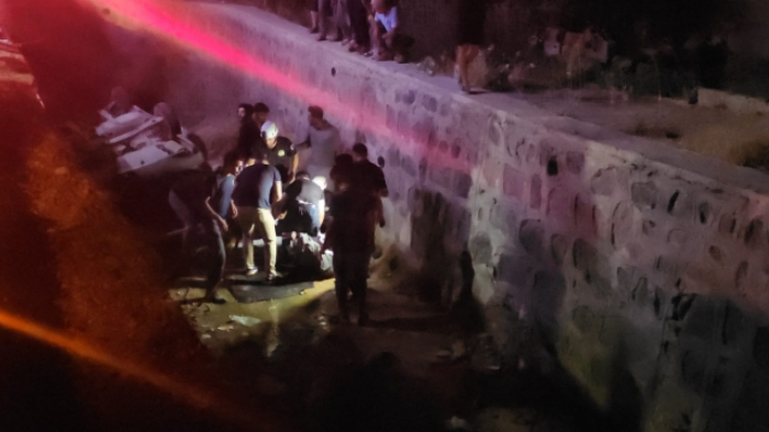 Karaköprü'de Feci Kaza: Otomobil Kanalı Uçtu, 4 Kişi Yaralandı