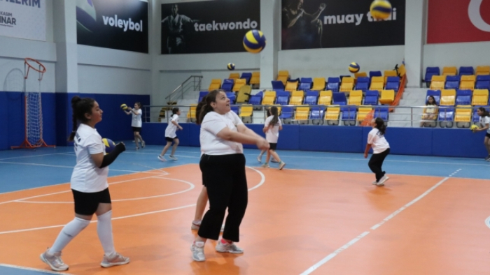 Kız Çocuklarından Voleybol Kursuna Yoğun İlgi