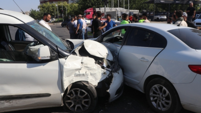 Şanlıurfa'da Korku Dolu Anlar! 5 Araç Çarpıştı, 7 Kişi Hastaneye Kaldırıldı