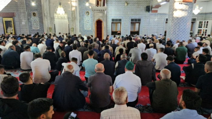 Şanlıurfa'da Vatandaşlar Bayram Namazında Saf Tuttu